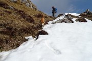 49 In decisa salita su facile cresta poco innevata